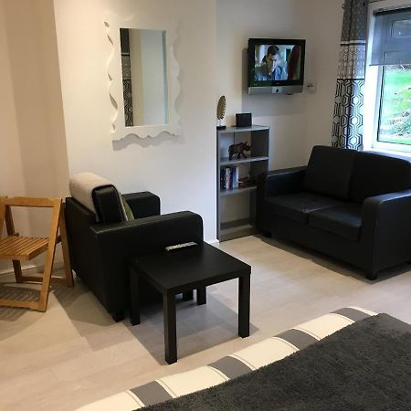 비숍스토포드 Spacious Ground Floor Studio Flat - Easy Access To Stansted Airport, London And Cambridge 아파트 외부 사진