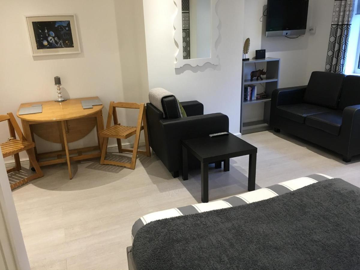 비숍스토포드 Spacious Ground Floor Studio Flat - Easy Access To Stansted Airport, London And Cambridge 아파트 외부 사진