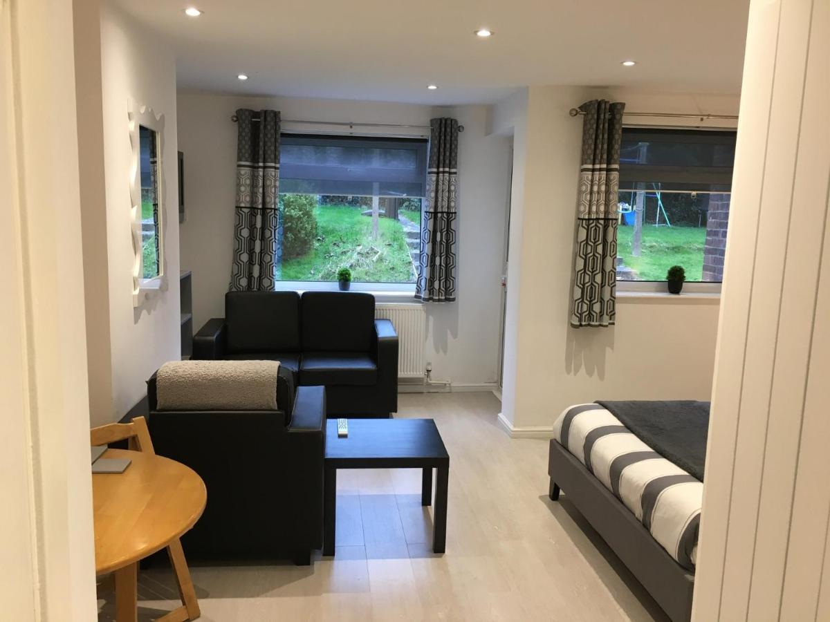 비숍스토포드 Spacious Ground Floor Studio Flat - Easy Access To Stansted Airport, London And Cambridge 아파트 외부 사진