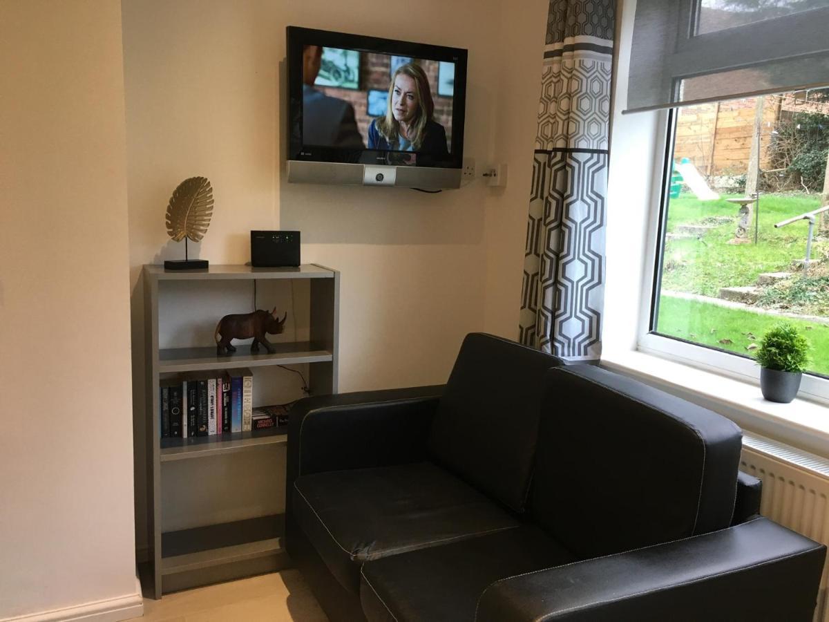 비숍스토포드 Spacious Ground Floor Studio Flat - Easy Access To Stansted Airport, London And Cambridge 아파트 외부 사진