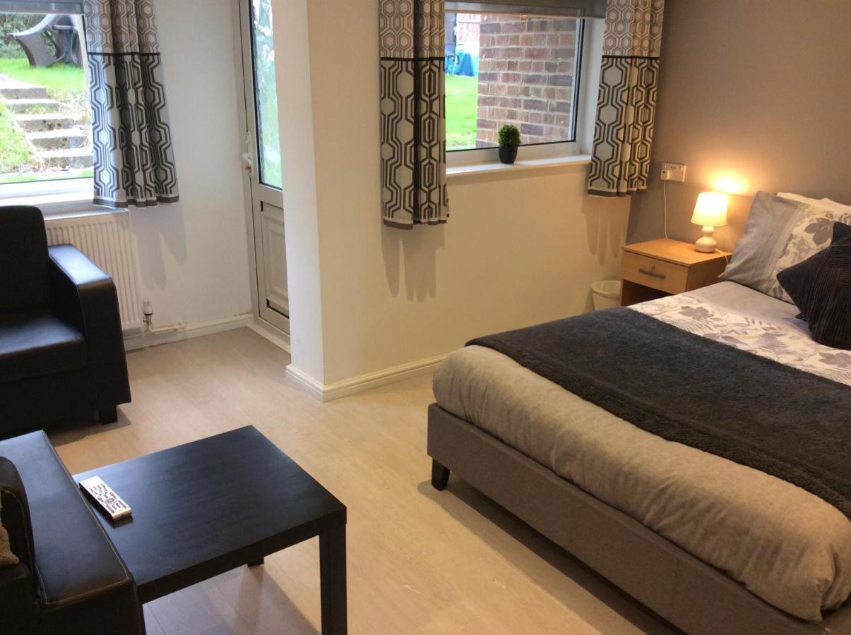비숍스토포드 Spacious Ground Floor Studio Flat - Easy Access To Stansted Airport, London And Cambridge 아파트 외부 사진