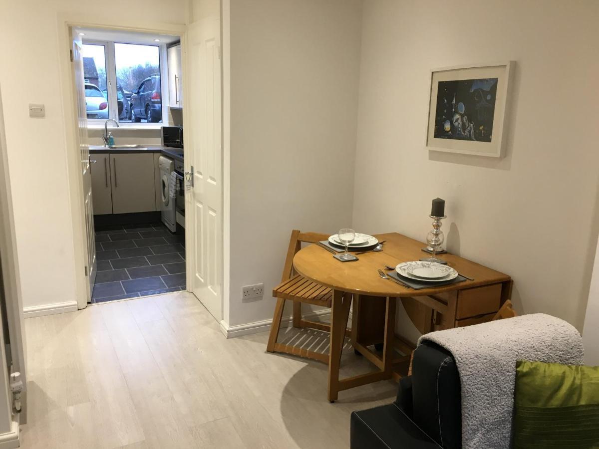비숍스토포드 Spacious Ground Floor Studio Flat - Easy Access To Stansted Airport, London And Cambridge 아파트 외부 사진