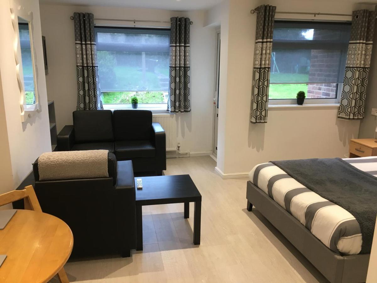 비숍스토포드 Spacious Ground Floor Studio Flat - Easy Access To Stansted Airport, London And Cambridge 아파트 외부 사진
